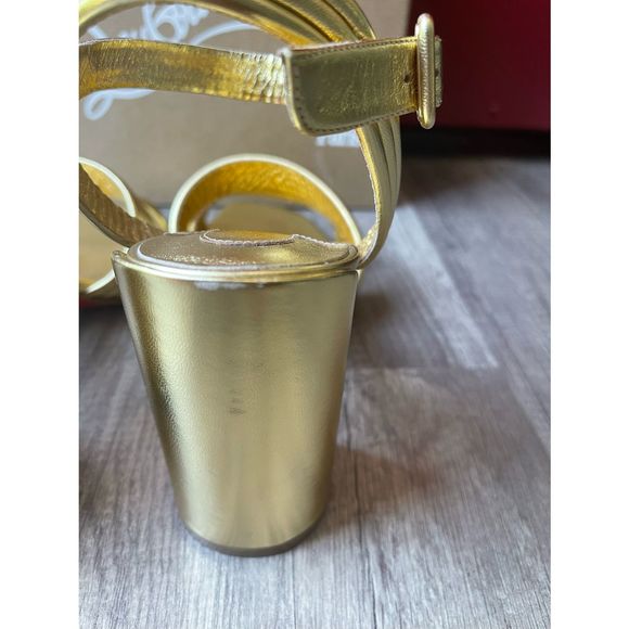 CHRISTIAN LOUBOUTIN
Manola Metallic Sandals size 42 - Picture 4 of 16
